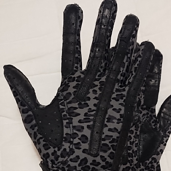 Isotoner Black and Gray Patterned Gloves - Picture 8 of 8